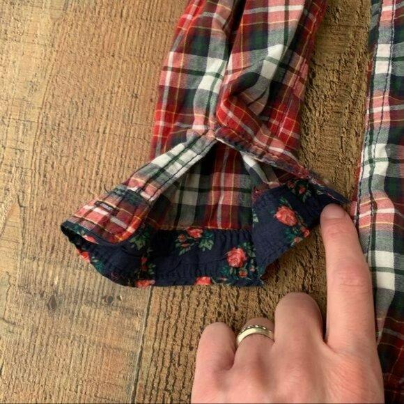 Abercrombie and Fitch womens size S red green white button down with front tie - Picture 7 of 9